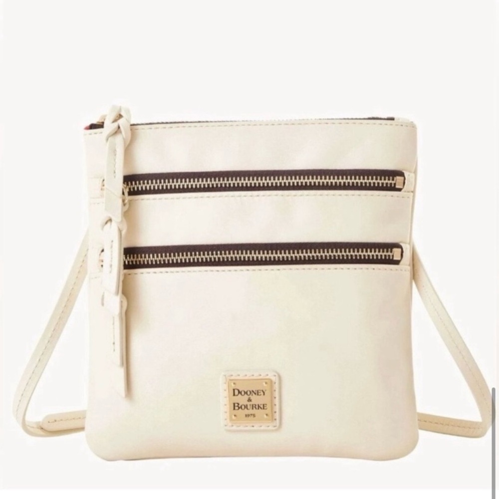 Dooney & Bourke
Cross body bag
New With Tags!!!!
Offwhite